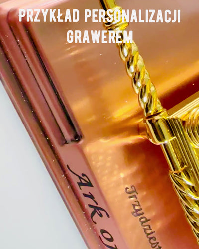 Majestatyczna Miniatura Arki Przymierza w Złotej Oprawie 11.2 x 5.8 x 7.3cm - Ekskluzywna arka, Dekoracja w Złotym Wydaniu