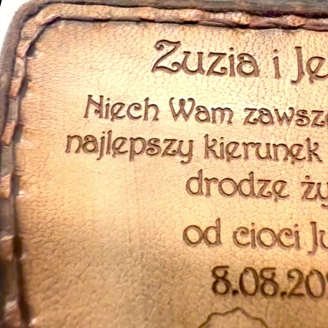 Kompas Wędrowca z Personalizowanym Grawerem w Skórzanym Etui - Mosiężny Retro Gadżet na Prezent, 9,25 cm z Inspirowującym Napisem