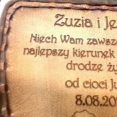 Kompas Wędrowca z Personalizowanym Grawerem w Skórzanym Etui - Mosiężny Retro Gadżet na Prezent, 9,25 cm z Inspirowującym Napisem
