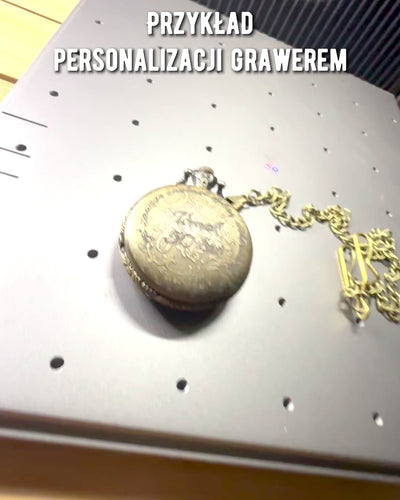 Klasické Kremenné Vreckové Hodinky s Mapou Sveta – Prívesok s Retiazkou v Štýle Vintage pre Ňu a pre Neho, gravírovanie