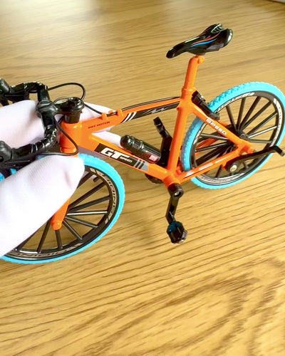 Miniatúrny model kovového bicykla zberateľský "Speed Rider 1.2" – personalizácia gravírovaním na darček, 2 farebné varianty