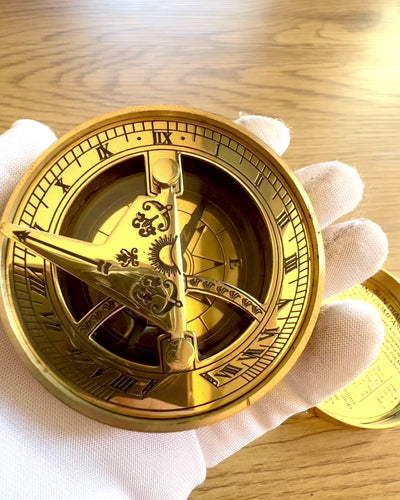 Slnečný kompas Voyager 7cm – mosadzný slnečný hodinový stroj s kompasom, personalizácia gravírovaním na darček