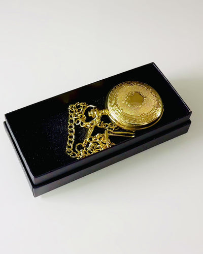 Vreckové hodinky v zlatej farbe v retro štýle s rytinami – elegantný pánsky doplnok, ideálny darčekový nápad