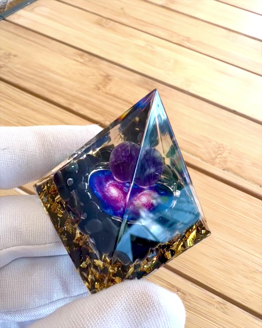Orgonitová energetická pyramídka kozmickej energie - Amulet s ametystom a pilinami