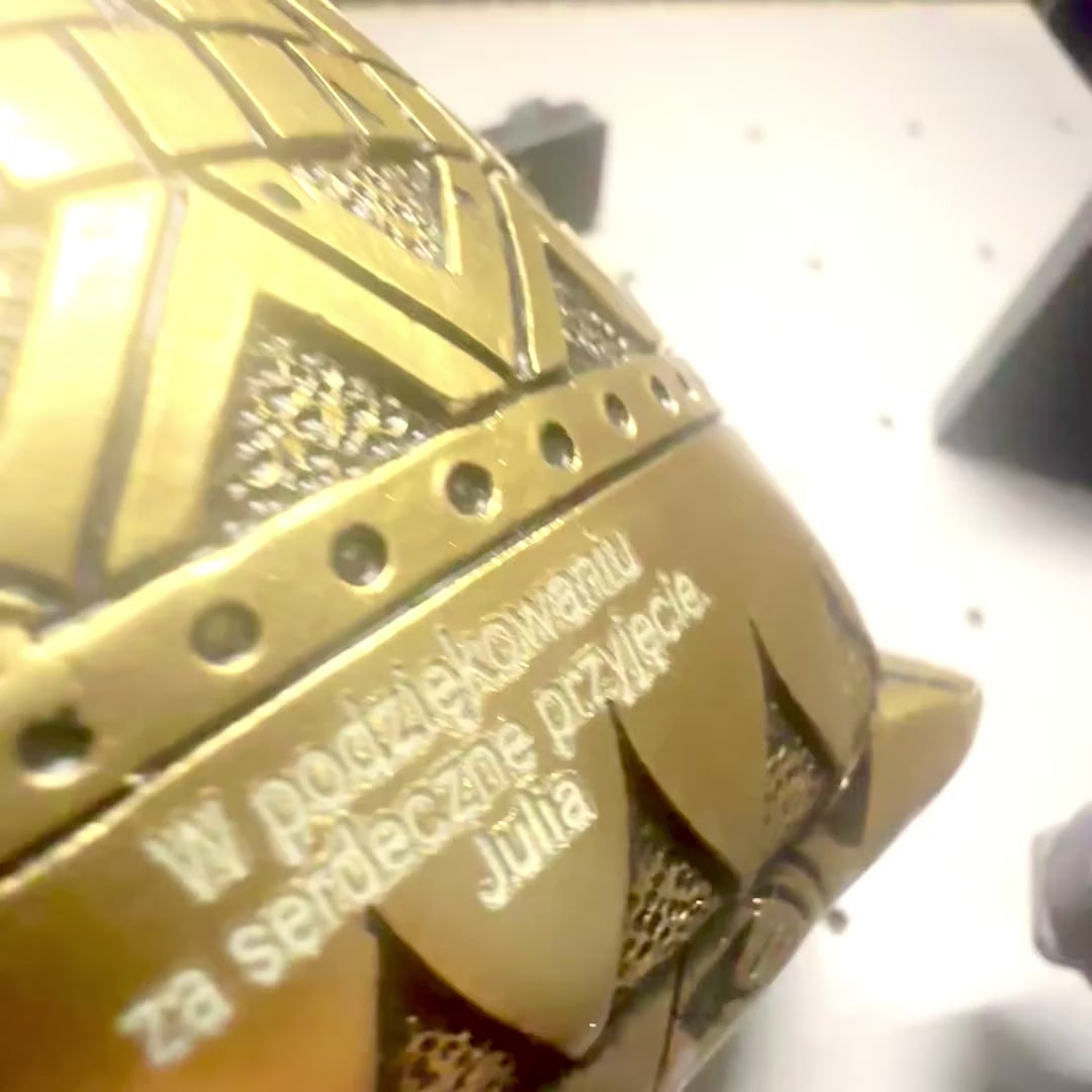 Sova múdrosti s možnosťou personalizácie gravírovaním, dekorácia v zlatej a čiernej farbe, výška 13,6 cm, ideálny darček na každú príležitosť