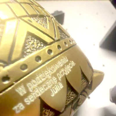 Sova múdrosti s možnosťou personalizácie gravírovaním, dekorácia v zlatej a čiernej farbe, výška 13,6 cm, ideálny darček na každú príležitosť