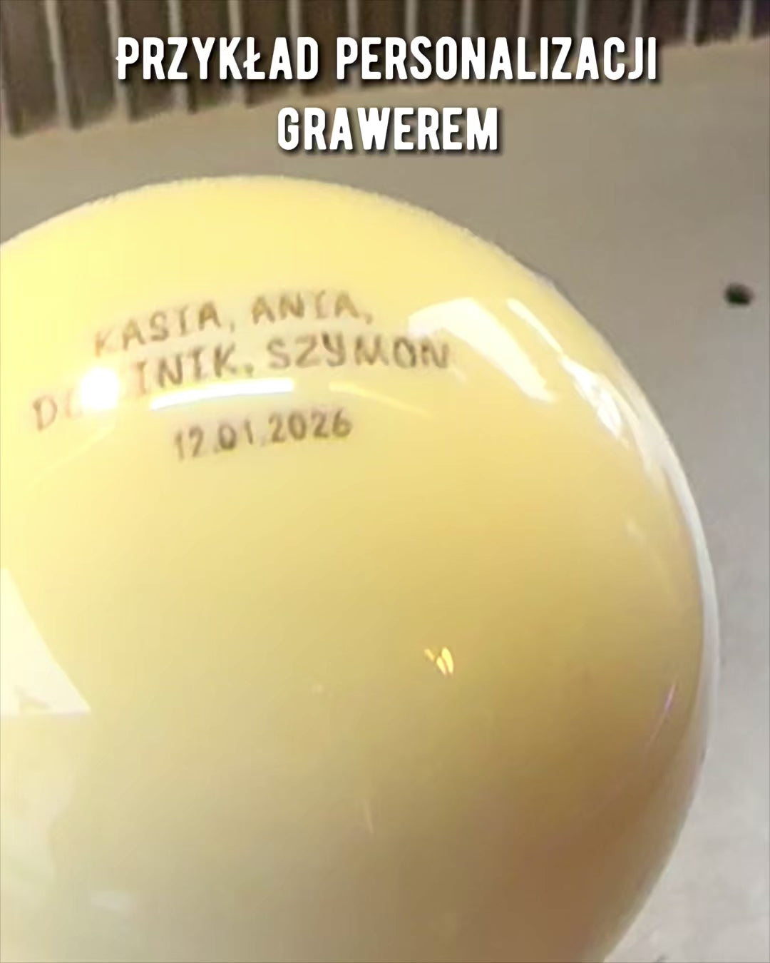 Biliardová guľa na mosadznej podložke, možnosť personalizácie gravírovaním na darček
