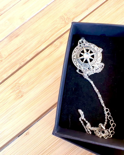 Amulet Astrálnej Cesty – Strieborný Náhrdelník s Gravírovaním, personalizácia na darček