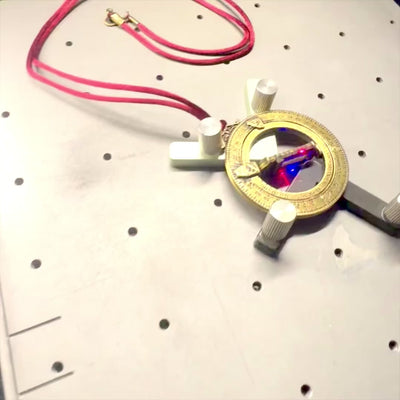 Miniatúrne slnečné hodiny H90 s astronomickými prstencami, personalizované gravírovanie, ideálny darček, bordový záves, vyhotovenie zo zamaku a mosadze, priemer 45mm