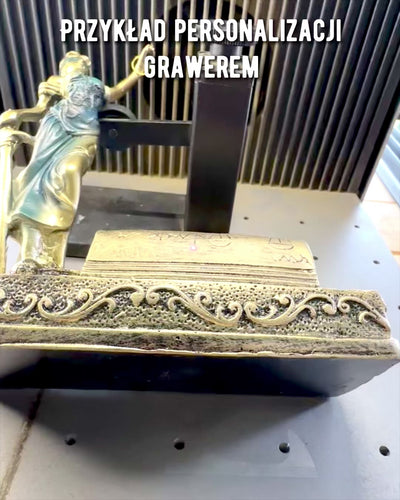 Statuetka "Justicia 2" - Bogini Sprawiedliwości  – Artystyczna Dekoracja na Półkę, Rzemiosło z Żywicy, personalizacja grawerem