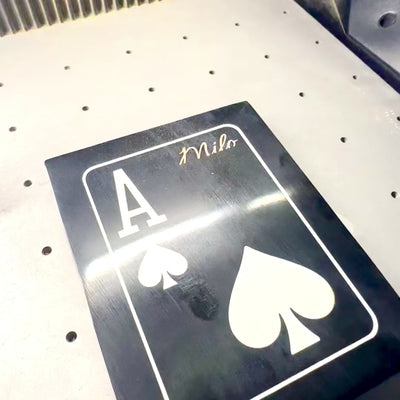 Elegantná súprava hracích kariet s personalizovaným gravírovaním v čiernej škatuľke zo živice a MDF