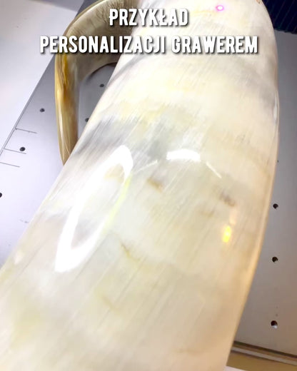 Ručne vyrezávaný krígeľ 'Majstersztyk' s možnosťou personalizácie gravírovaním - 5 farebných variantov