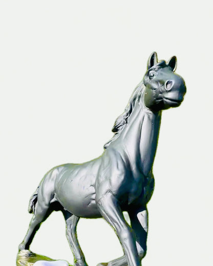"Czarny Galop" - Elegantná Figúrka Koňa s Možnosťou Gravírovania