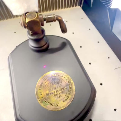 Elegantná lupa na drevenom podstavci s reguláciou, možnosť personalizácie gravírovaním, ideálna ako darček, výška 20 cm, zväčšovacie sklo 10 cm, mosadzné puzdro a rameno