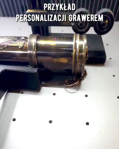 Prémiový ďalekohľad "Voyager" s gravírovaným ďalekohľadom a puzdrom z pravej kože, možnosť personalizácie gravírovaním na darček