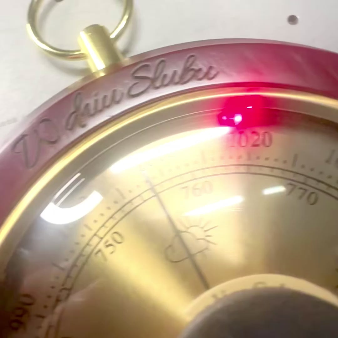 Meteorologická stanica 3v1 YG386 s gravírovaním - elegantný teplomer, barometer a vlhkomer v okrúhlom drevenom puzdre