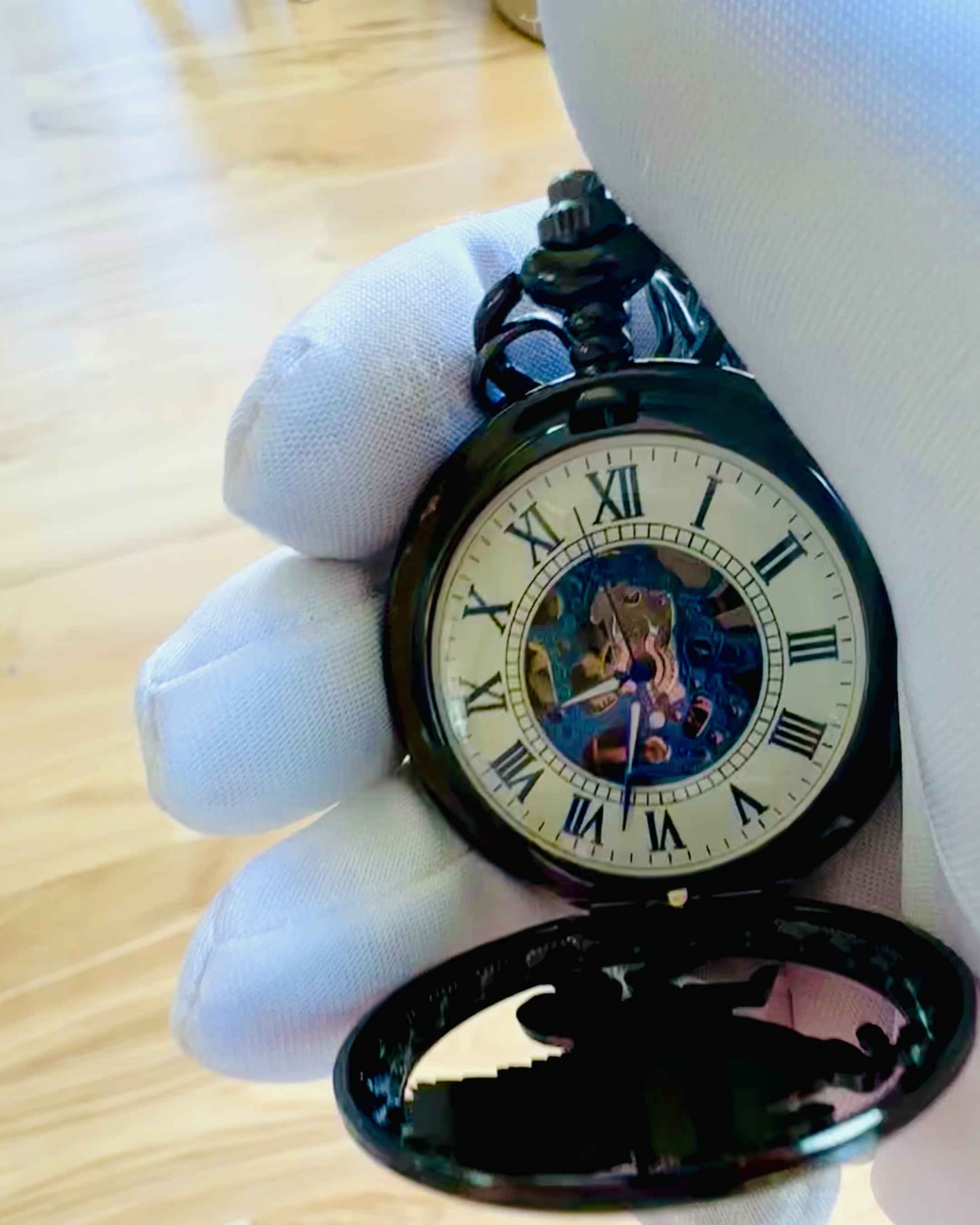 Vreckové hodinky "Equus Tempus" - Čierne s motívom koňa, možnosť personalizácie gravírovaním - biely ciferník