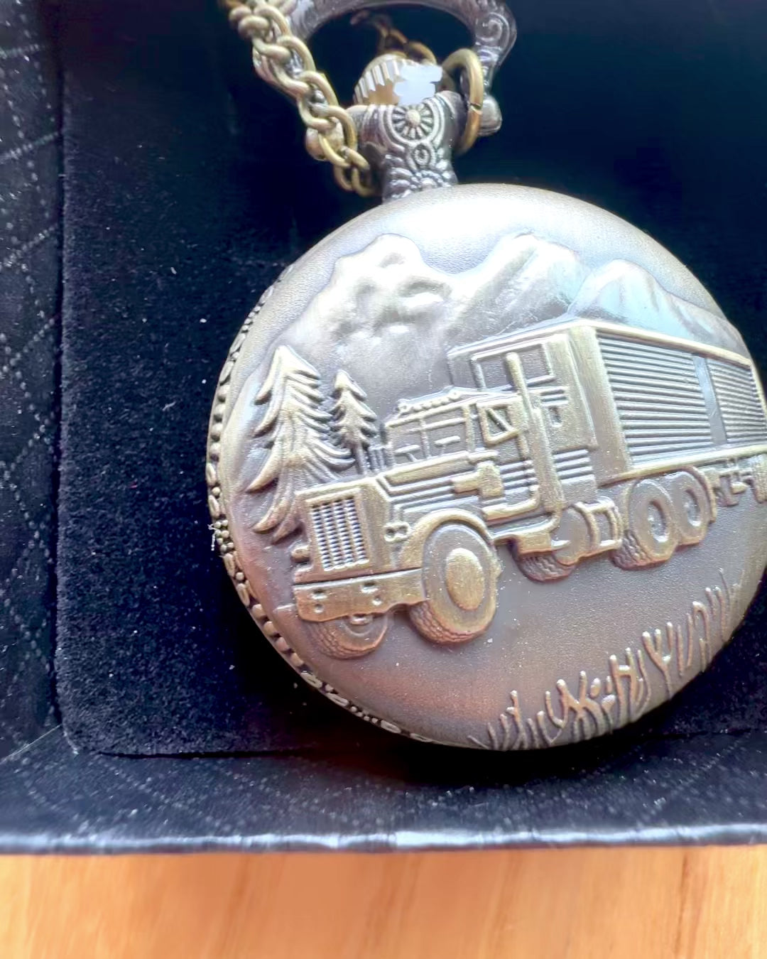 Vreckové hodinky „Road King“ – s motívom nákladného auta, s gravírovaním, na darček
