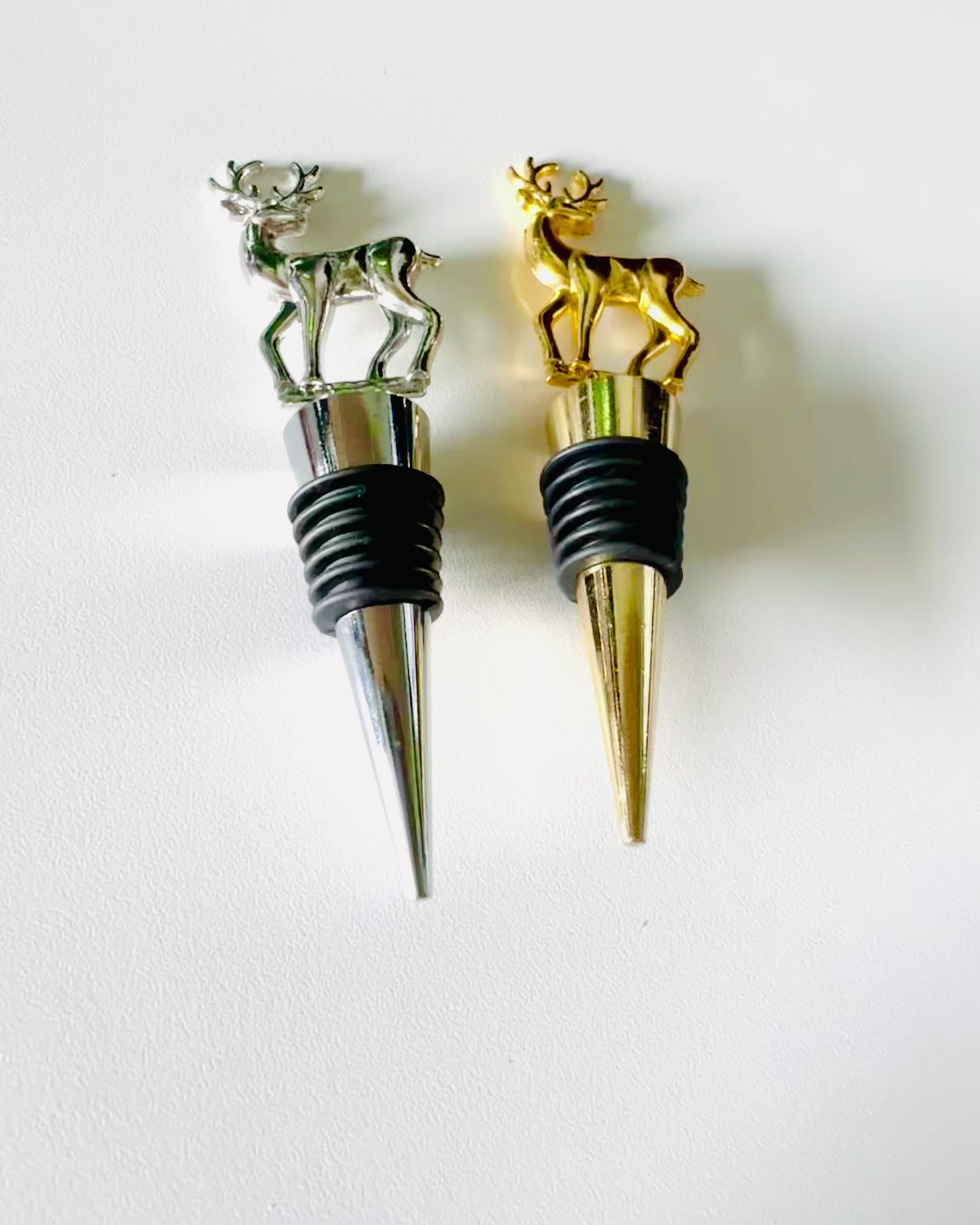 Exkluzívny Kovový Zátka na Víno s Jeleňom - Elegantný a Funkčný, možnosť personalizácie gravírovaním