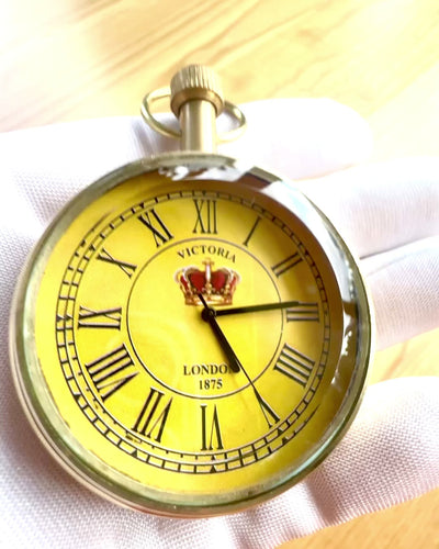 Vreckové hodinky „Victoria Crown“ – Mosadzné, Ručne vyrobené v Indii, 5 cm šírka, japonský mechanizmus, možnosť personalizácie gravírovaním ako darček