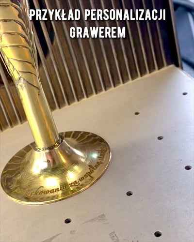 Pohár „Duch remesla“ z byvolieho rohu a mosadze – ručne vyrobený v Indii, 22 cm, možnosť personalizácie gravírovaním ako darček