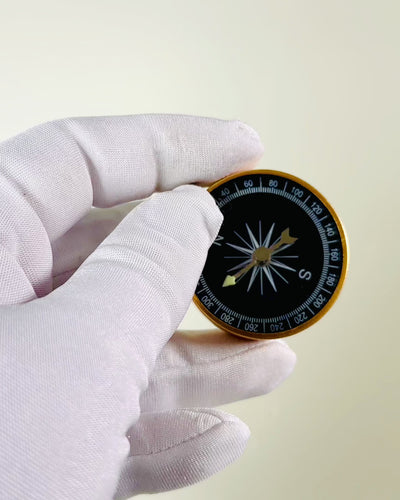 Kompaktný navigačný kompas s kovovým povrchom – Nevyhnutnosť každého cestovateľa, s gravírovaním