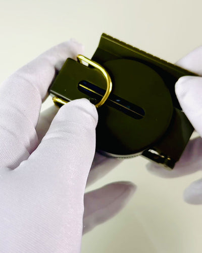 Vodotesný kompas navigačný s vysokou presnosťou v armádnej zelenej farbe – Spoľahlivý pri orientácii, možnosť gravírovania