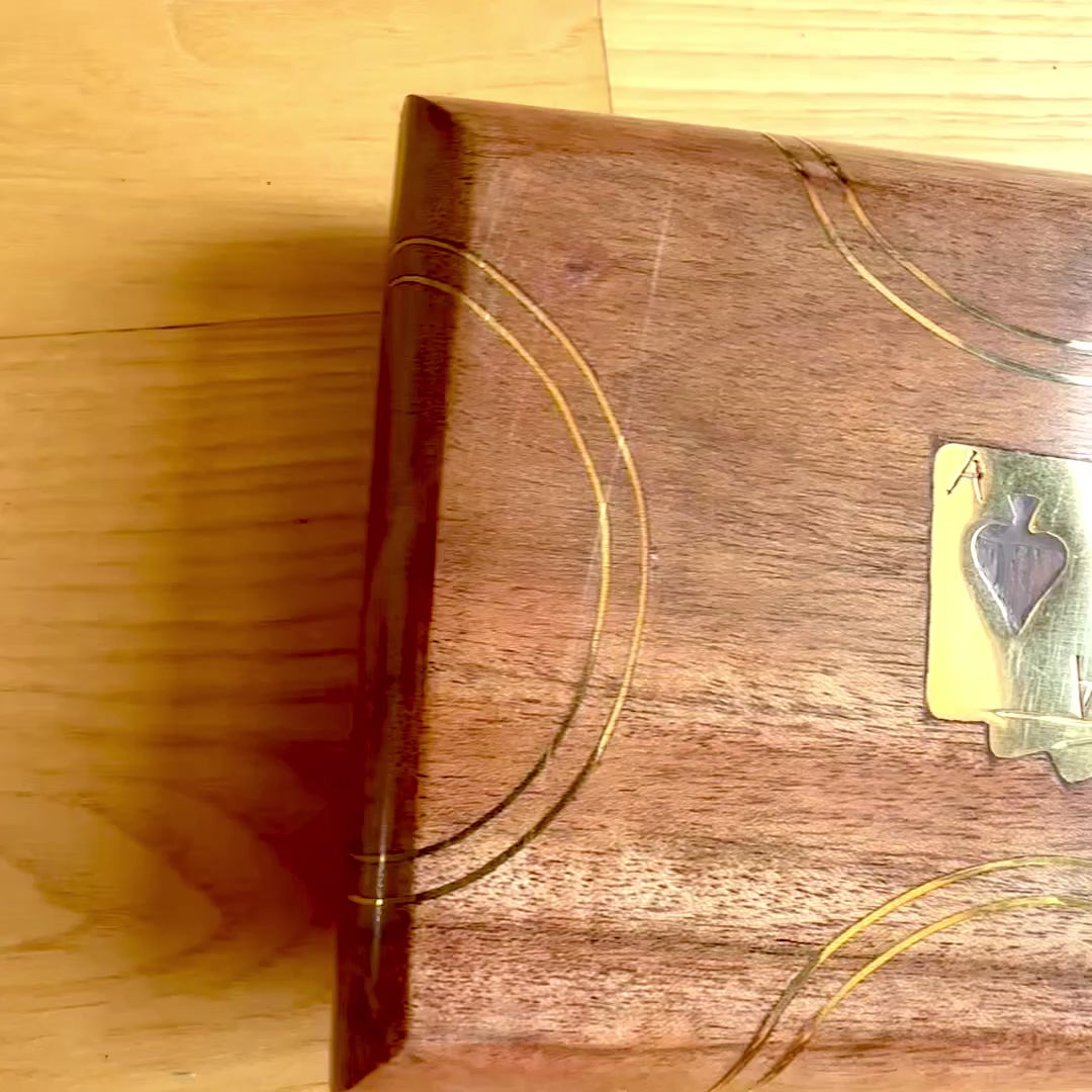 Elegantná súprava 2 balíčkov kariet v drevenej škatuľke s možnosťou personalizácie gravírovaním