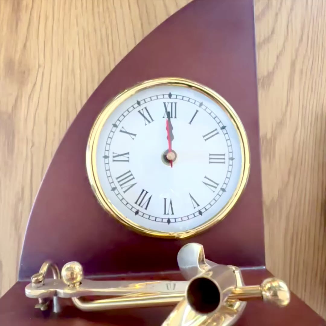 Elegantná námornícka stolová súprava – hodiny a držiak na pero z mosadze a lakovaného dreva – personalizácia gravírovaním – ideálny darček pre šéfa alebo milovníka vintage štýlu – rozmery 16 x 12,5 x 23 cm