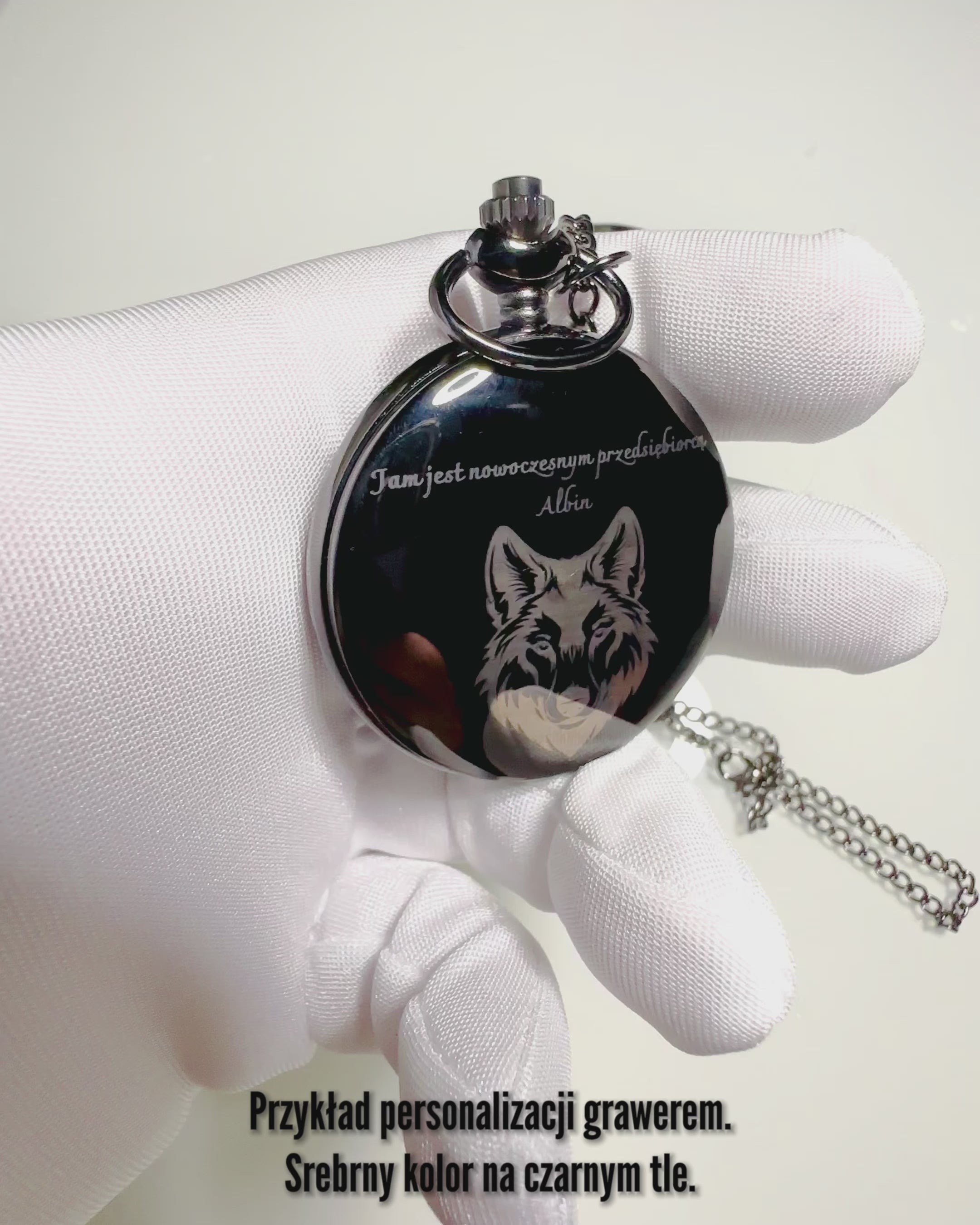 Klasické mechanické vreckové hodinky s dvojitým krytom – manuálne, čierne, personalizácia s gravírovaním
