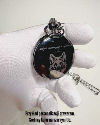 Klasické mechanické vreckové hodinky s dvojitým krytom – manuálne, čierne, personalizácia s gravírovaním