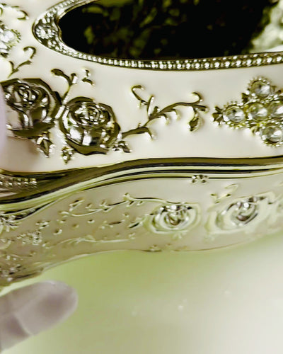 Box na vreckovky s reliéfnym vzorom ruže - elegantný doplnok do interiéru, biele