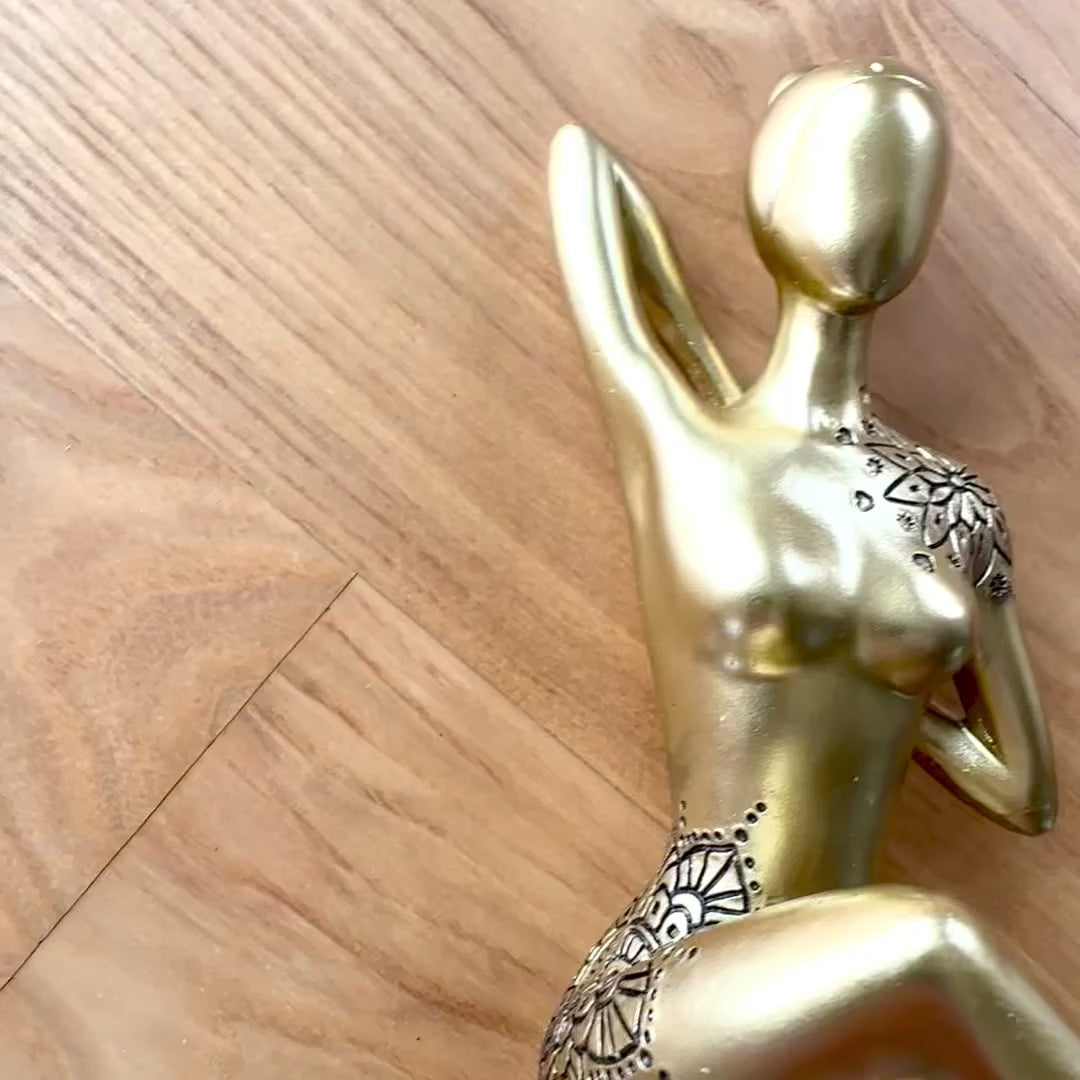Zlatá dekoratívna figúrka Jóga s možnosťou personalizácie gravírovaním