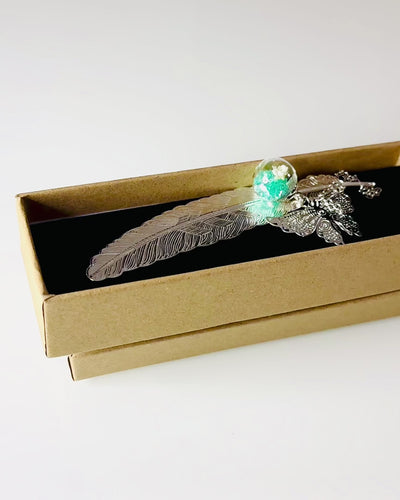 Kreatívna záložka do knihy v retro štýle s motívom pierka a motýľa – elegantný darček pre mamu, učiteľa, propagačný, farba strieborná/ružová