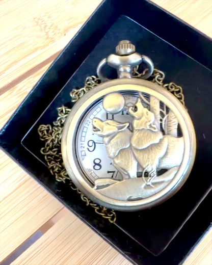 „Luna Wolf” – Štýlové vreckové hodinky s vlkmi, možnosť personalizácie gravírovaním na darček