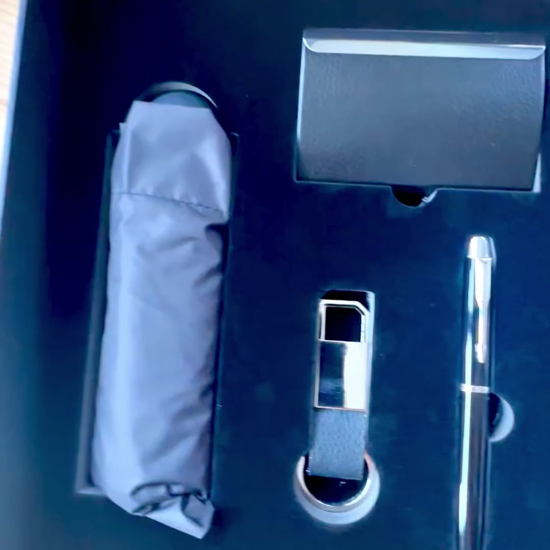 Elegantná darčeková súprava Classico s personalizáciou - kožený zápisník A5, dáždnik, pero, vizitkár a prívesok na kľúče v estetickej darčekovej krabičke