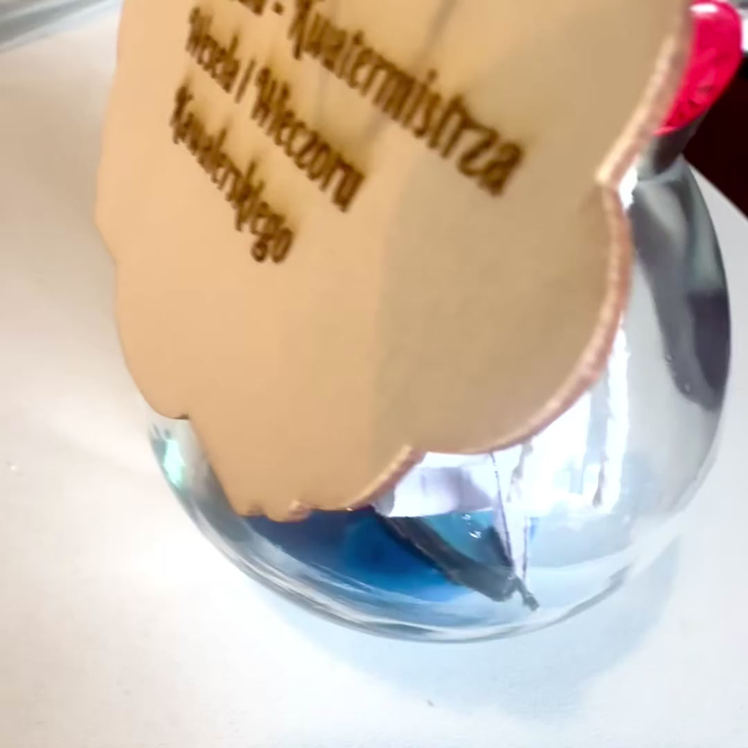 Miniatúrna plachetnica vo fľaši s možnosťou personalizácie gravírovaním – klasická námornícka dekorácia ako darček, 10 x 10 x 11 cm