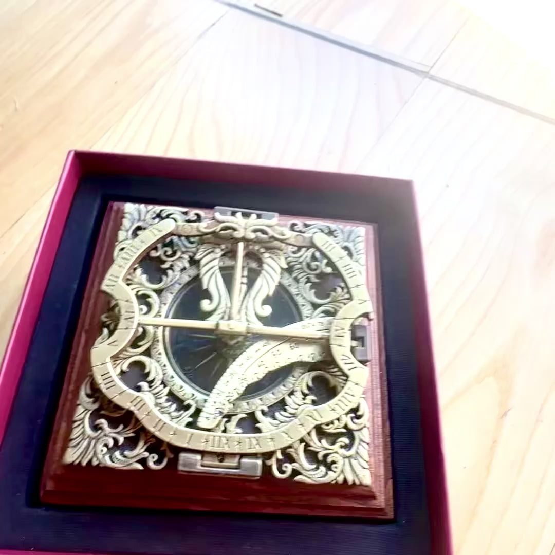 Mosadzné slnečné hodiny Habsburg H30 s možnosťou personalizácie gravírovaním, ideálne ako darček, v elegantnom augsburskom štýle, výška 10 cm, na drevenej základni