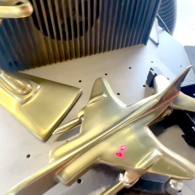 Kovový model stíhačky Jaguar v zlatej farbe s možnosťou gravírovania