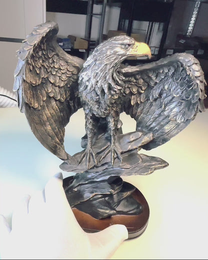 Dekoratívna Soška "Lietajúci Orol" – Majestátny Symbol Sily a Slobody