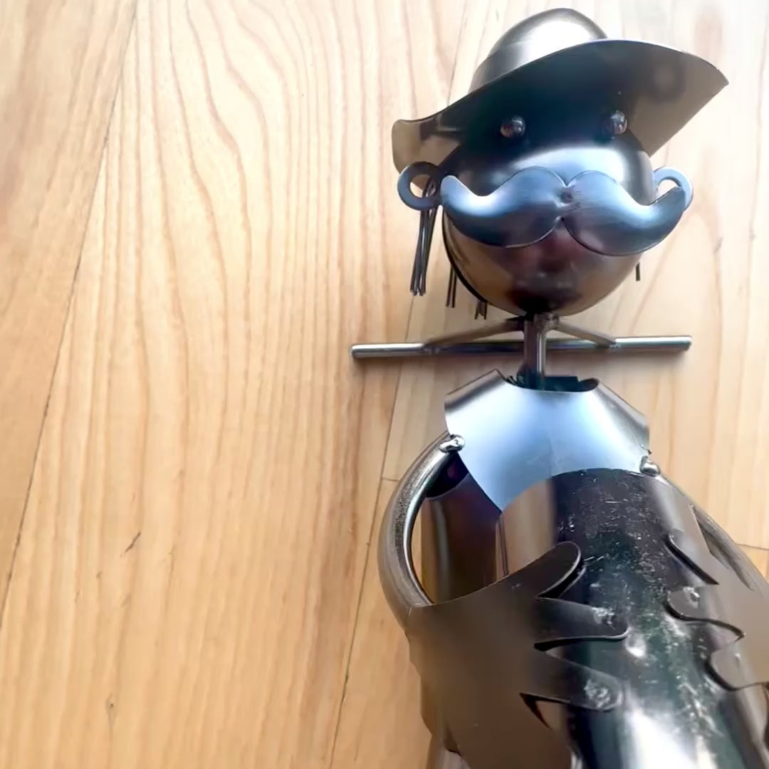 Kovový stojan na víno - pútnik, možnosť personalizácie gravírovaním