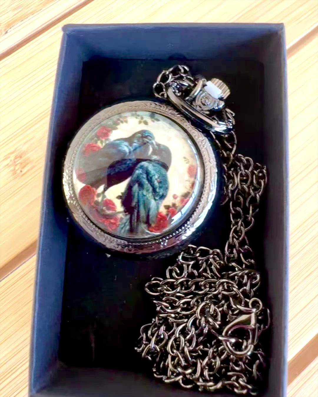 Vreckové hodinky 'Bozk havranov' s gravírovaním – personalizácia gravírovaním na darček