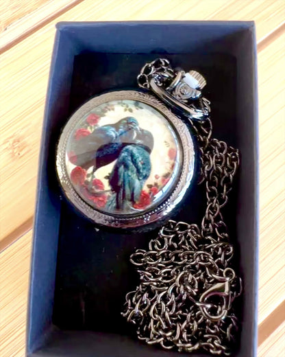 Vreckové hodinky 'Bozk havranov' s gravírovaním – personalizácia gravírovaním na darček