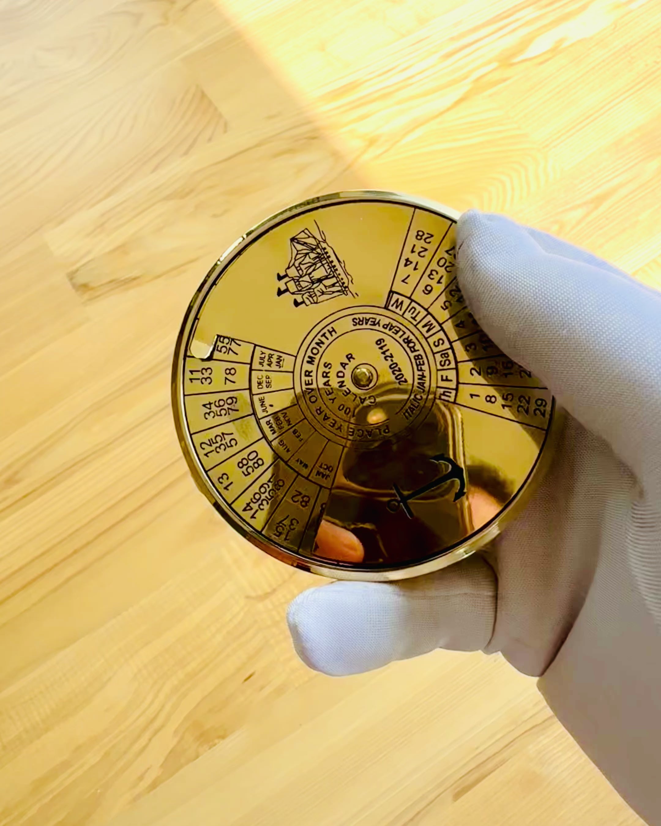 Kalendár Večnosti "Morská Plachta" – Mosadzný 100-ročný Kalendár - možná gravírovanie na darček