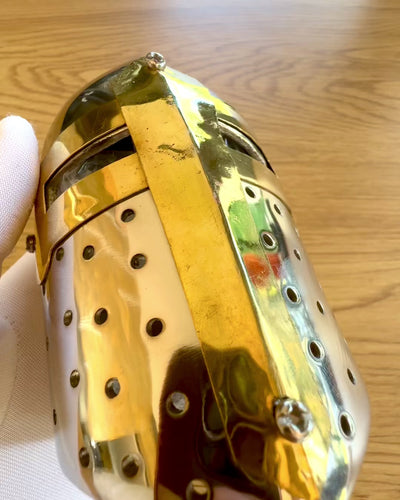 Mini prilba rytierska „Guardian” z mosadze – ručne vyrobená, 12 cm, možnosť personalizácie gravírovaním na darček