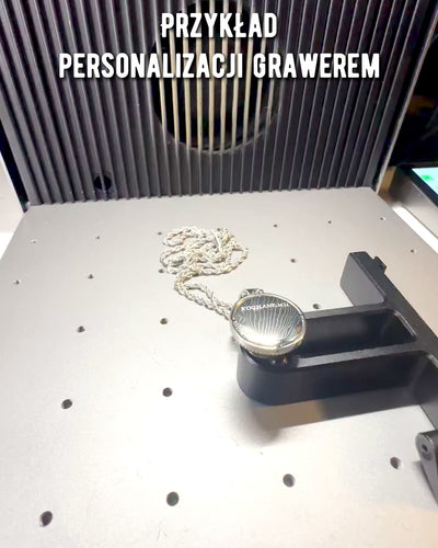 Náhrdelník s príveskom kompasu v štýle glamour s kryštálmi pre ženy a mužov - 2 varianty na výber, personalizácia gravírovaním ako darček