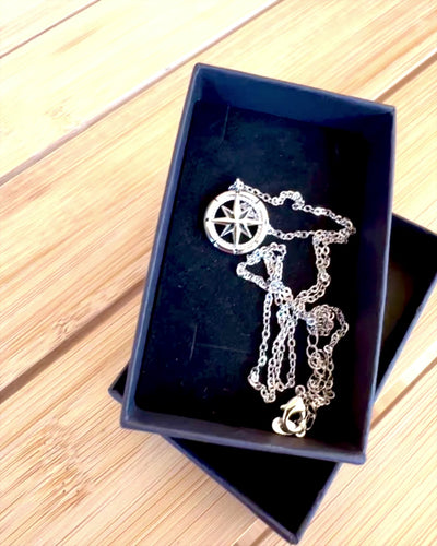 Strieborný náhrdelník s malým symbolom - kompasom „Cestovateľa“, možnosť personalizácie gravírovaním na darček