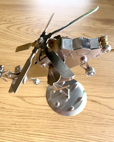 Kovový model helikoptéry „SkyRider” – Nastaviteľný stolový stojan s personalizovaným gravírovaním na darček