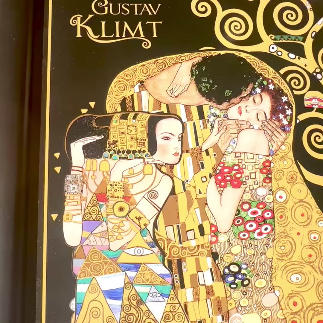 Podložka pod notebook G. Klimt, Koláž (CARMANI) s možnosťou personalizácie gravírovaním, ideálna ako darček, rozmery 30.5x40.5cm, štýlová a pohodlná na prácu na kolenách