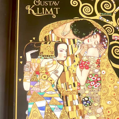Podložka pod notebook G. Klimt, Koláž (CARMANI) s možnosťou personalizácie gravírovaním, ideálna ako darček, rozmery 30.5x40.5cm, štýlová a pohodlná na prácu na kolenách